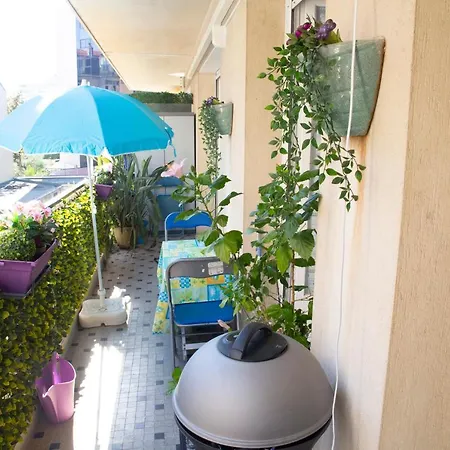 Chill Out Apartment, 2 Mins From Appartamento Nizza
