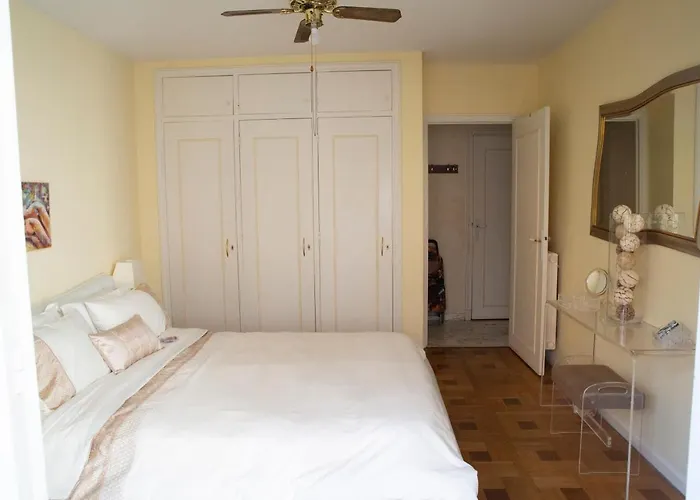 Chill Out Apartment, 2 Mins From Apartmán Nice