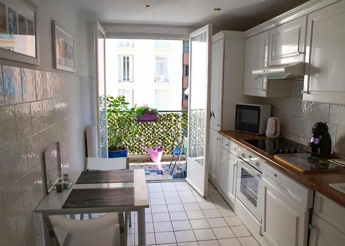 Chill Out Apartment, 2 Mins From Apartmán Nice
